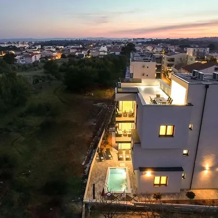 V2 With Rooftop Apartman *