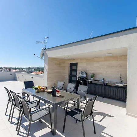 Апартаменты Luxury V2 With Rooftop Вир