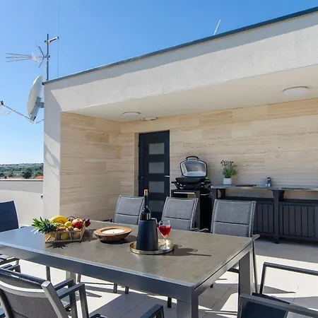 Luxury V2 With Rooftop