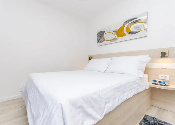 V2 With Rooftop Apartman *