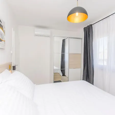 Luxury V2 With Rooftop Appartement Vir