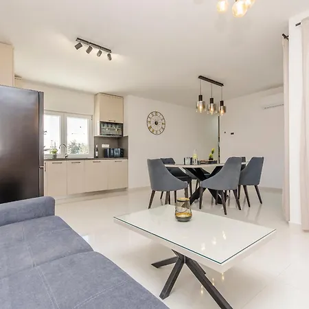 V2 With Rooftop Apartamento Vir