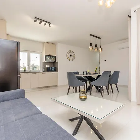V2 Apartment Vir