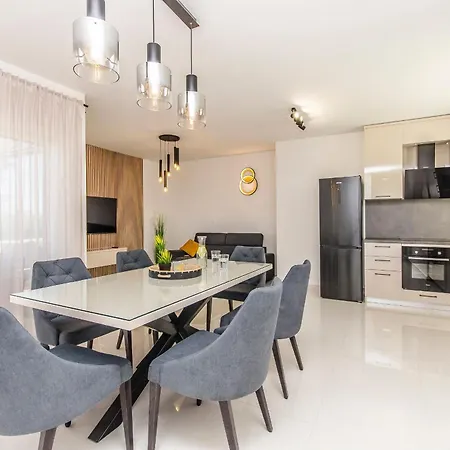 Luxury V2 With Rooftop Apartman Vir