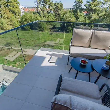 V2 Apartment *
