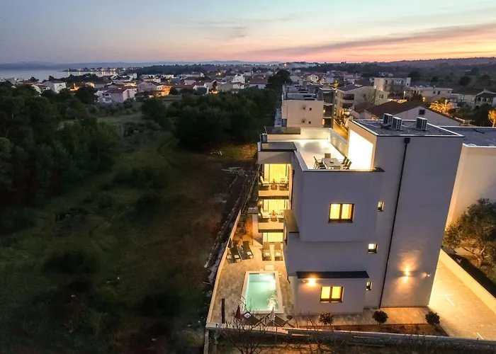 V2 With Rooftop Апартаменты *