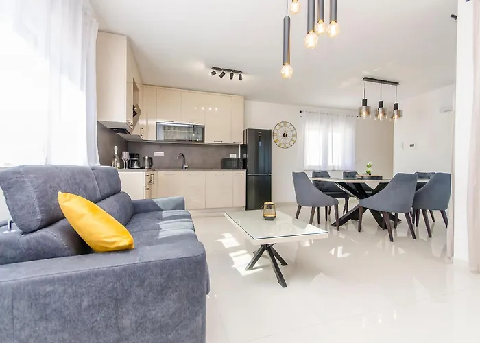 V2 With Rooftop Апартаменты